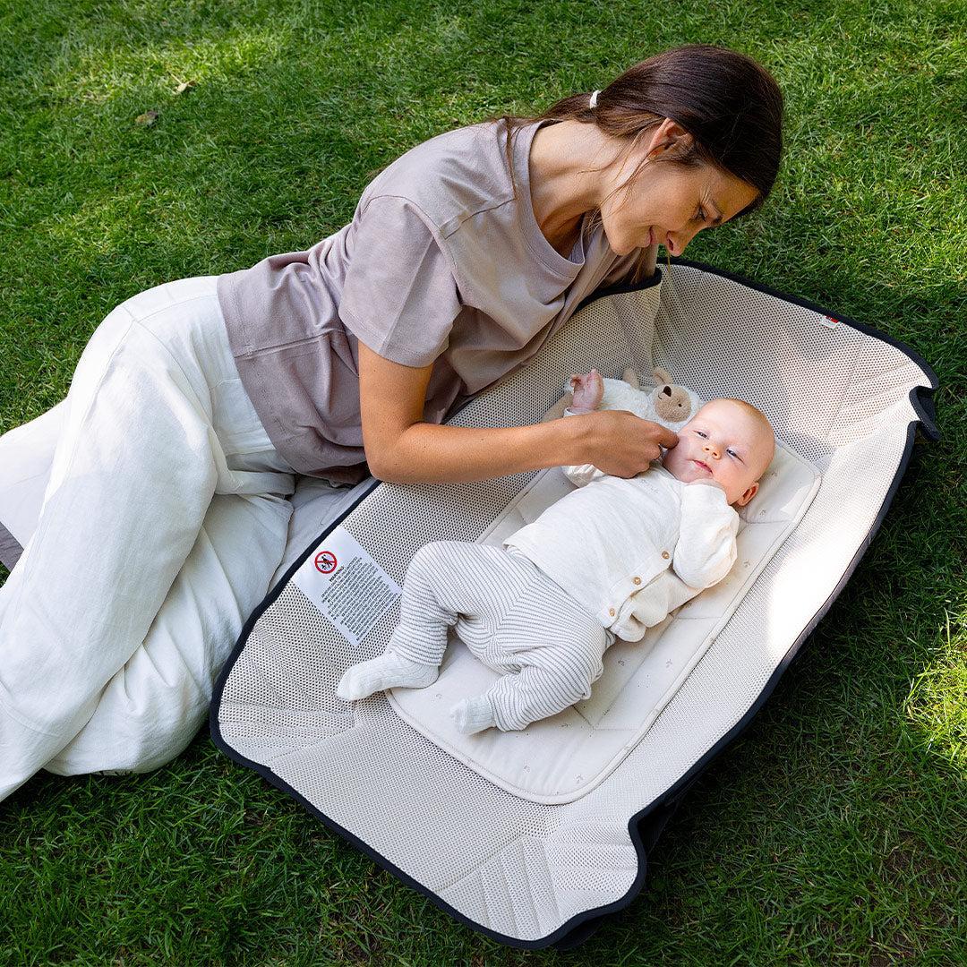 Voksi Carry Me Travel Carrycot - Black - Image 5